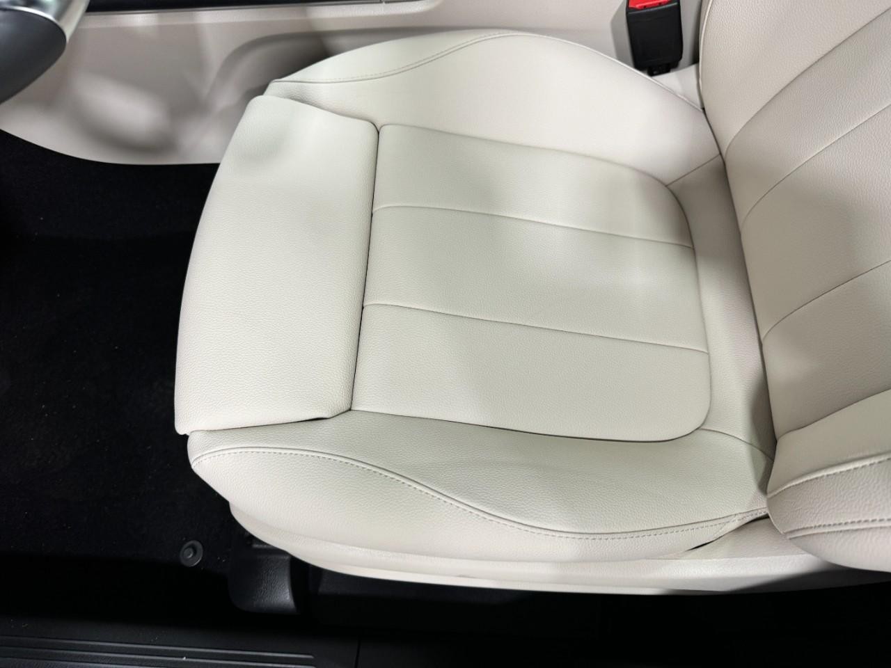 Mercedes-Benz GLA Vehicle Full-screen Gallery Image 29