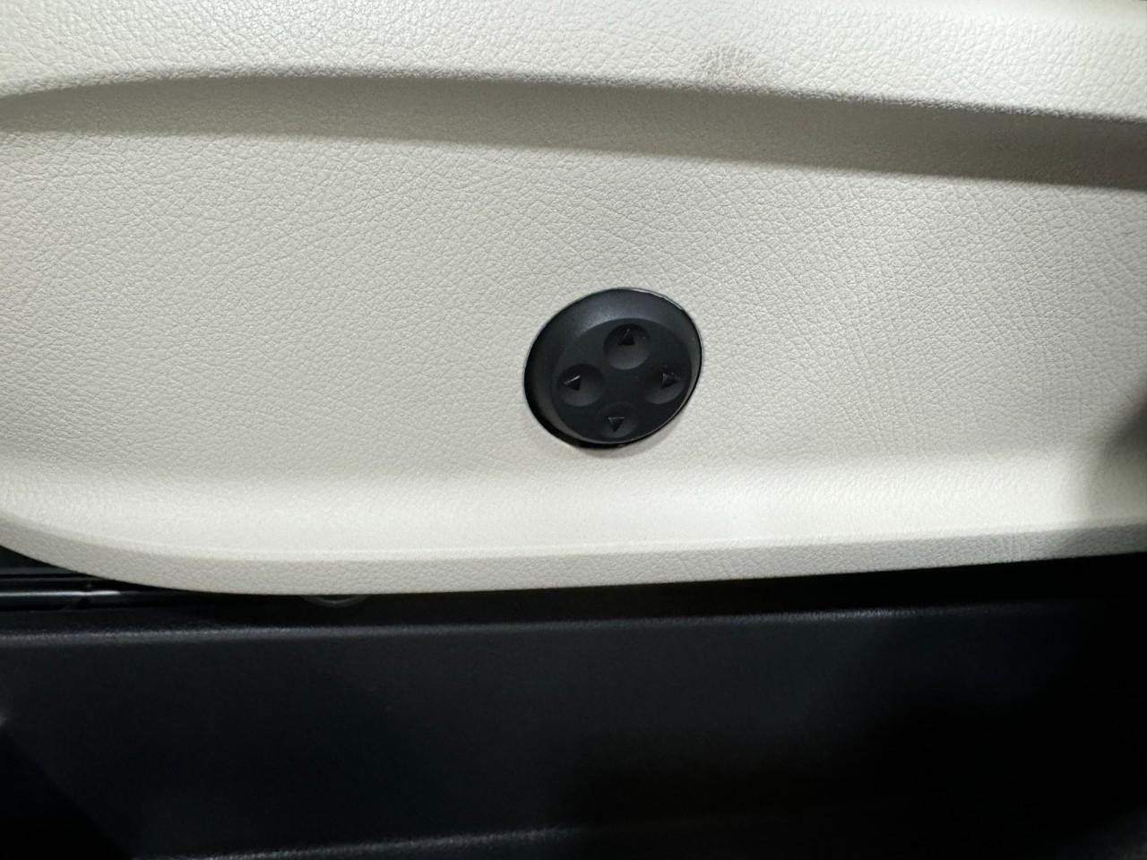 Mercedes-Benz GLA Vehicle Full-screen Gallery Image 30