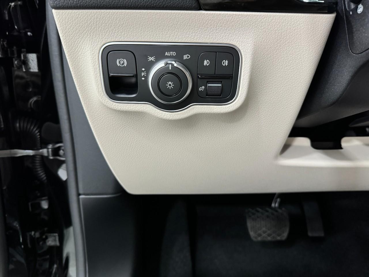 Mercedes-Benz GLA Vehicle Full-screen Gallery Image 31