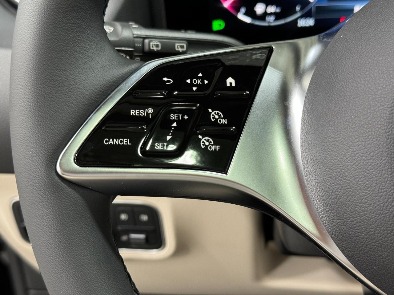 Mercedes-Benz GLA Vehicle Full-screen Gallery Image 32