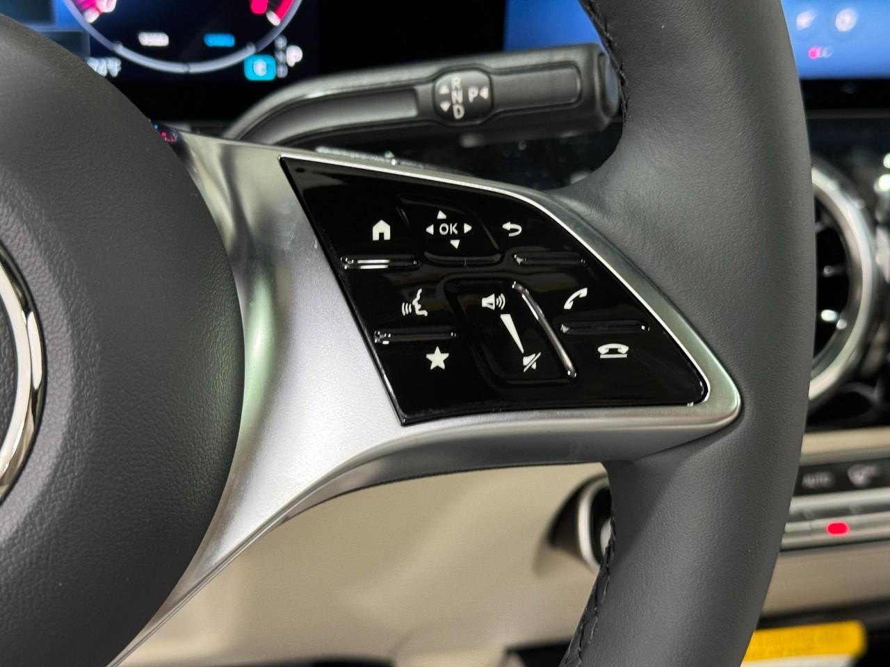 Mercedes-Benz GLA Vehicle Full-screen Gallery Image 33