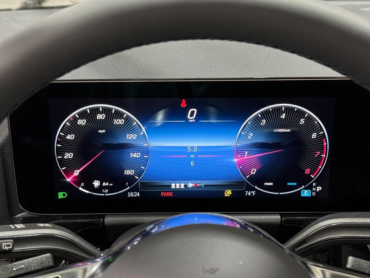 Mercedes-Benz GLA Vehicle Full-screen Gallery Image 34