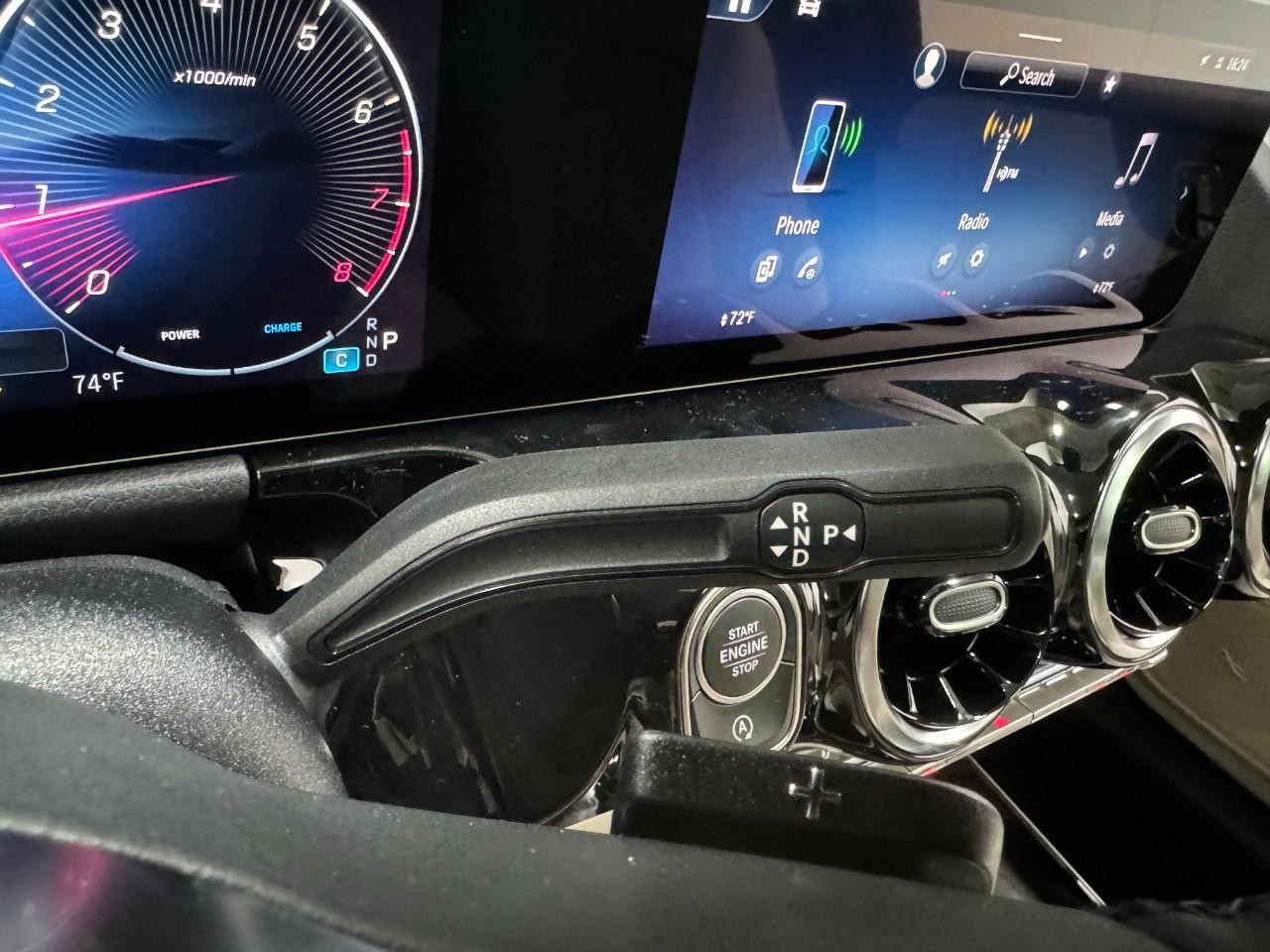 Mercedes-Benz GLA Vehicle Full-screen Gallery Image 35