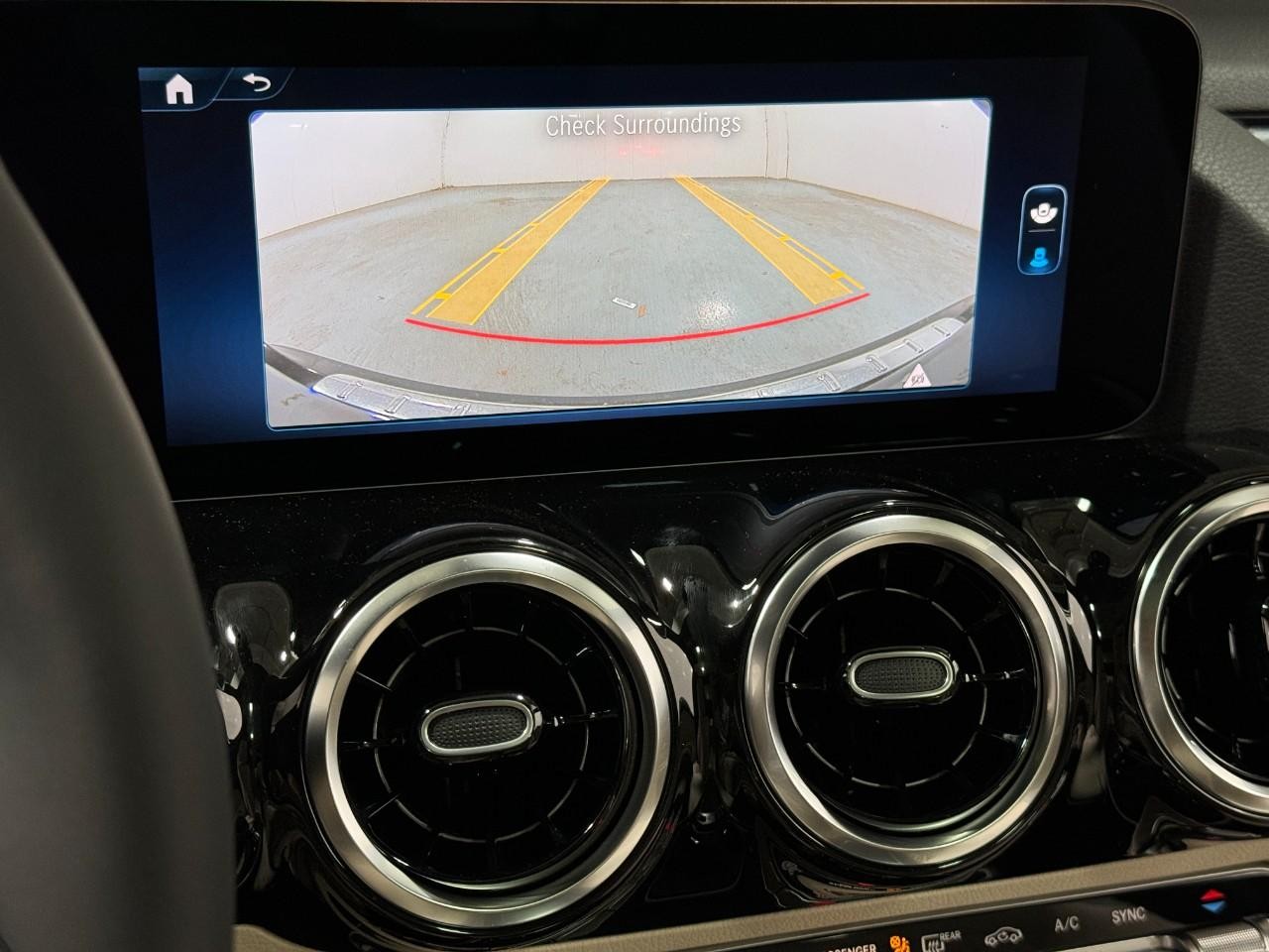 Mercedes-Benz GLA Vehicle Full-screen Gallery Image 36