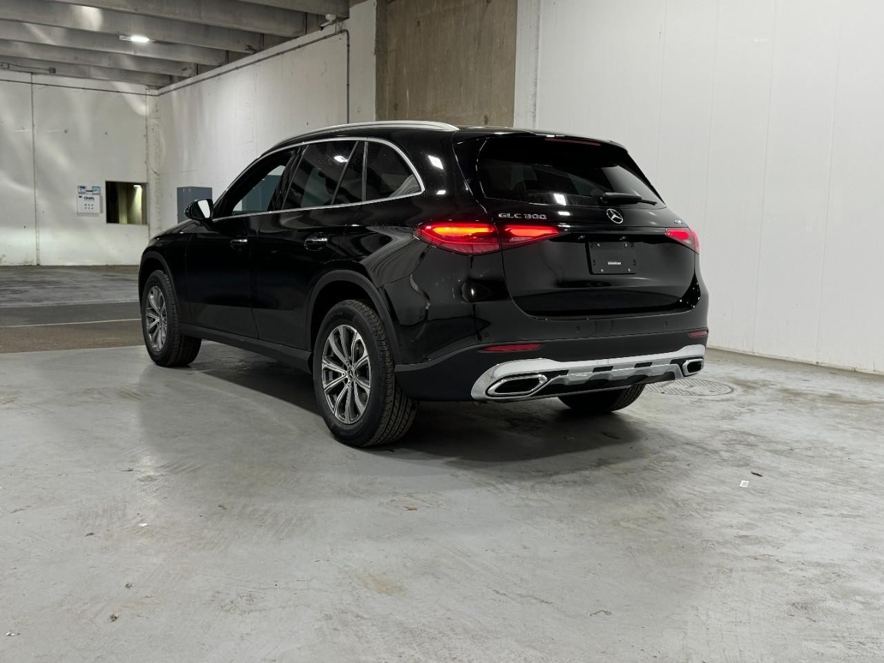 Mercedes-Benz GLC Vehicle Full-screen Gallery Image 3