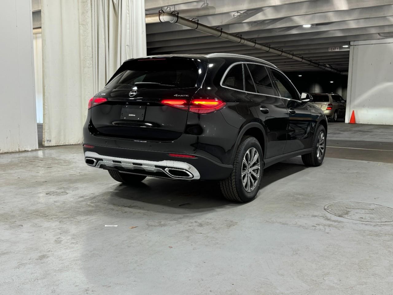 Mercedes-Benz GLC Vehicle Full-screen Gallery Image 4