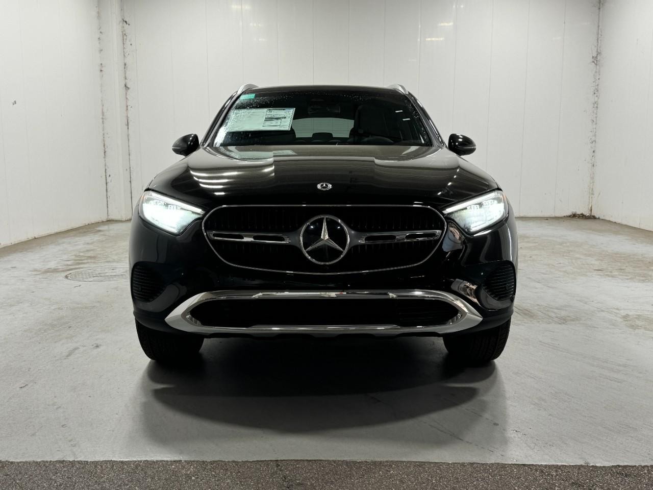 Mercedes-Benz GLC Vehicle Full-screen Gallery Image 7