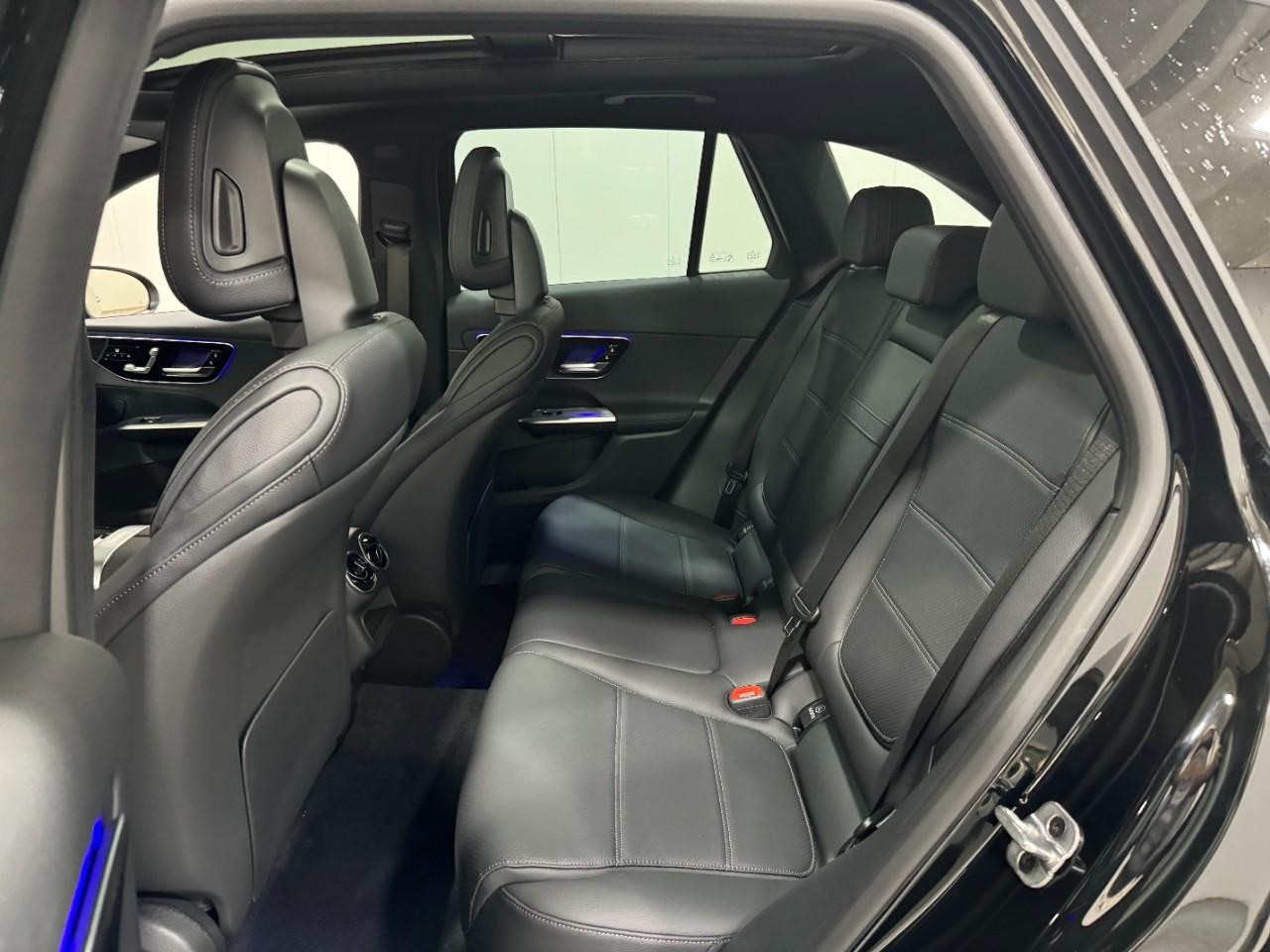 Mercedes-Benz GLC Vehicle Full-screen Gallery Image 8