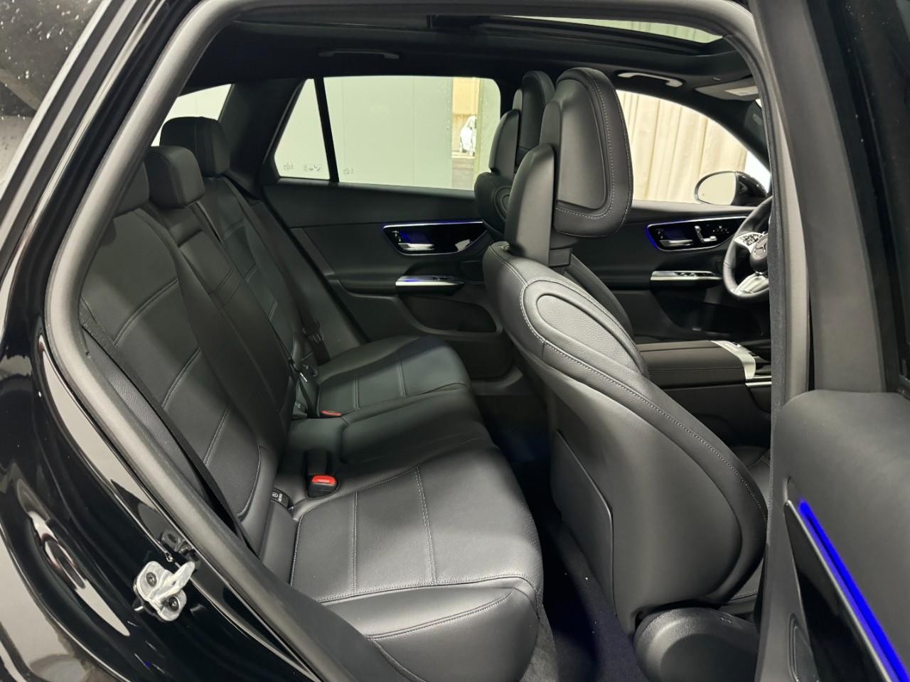 Mercedes-Benz GLC Vehicle Full-screen Gallery Image 10