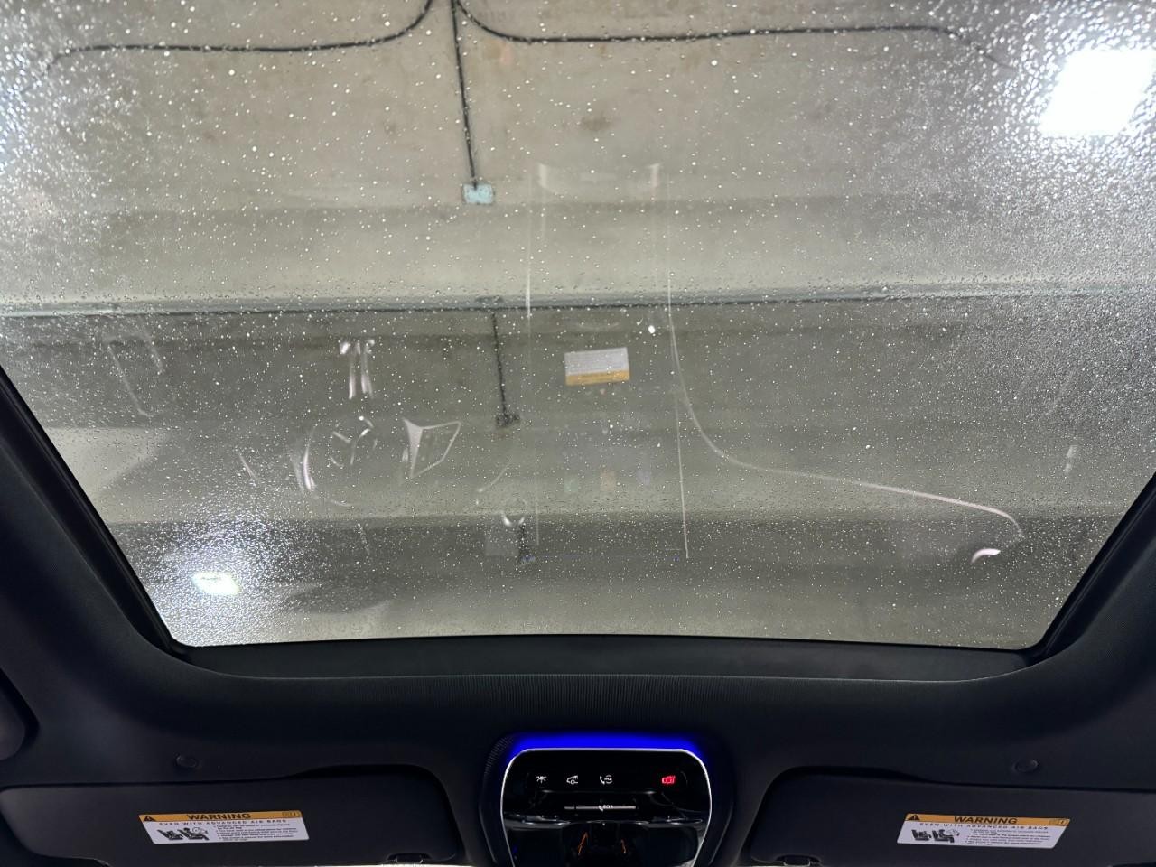 Mercedes-Benz GLC Vehicle Full-screen Gallery Image 11