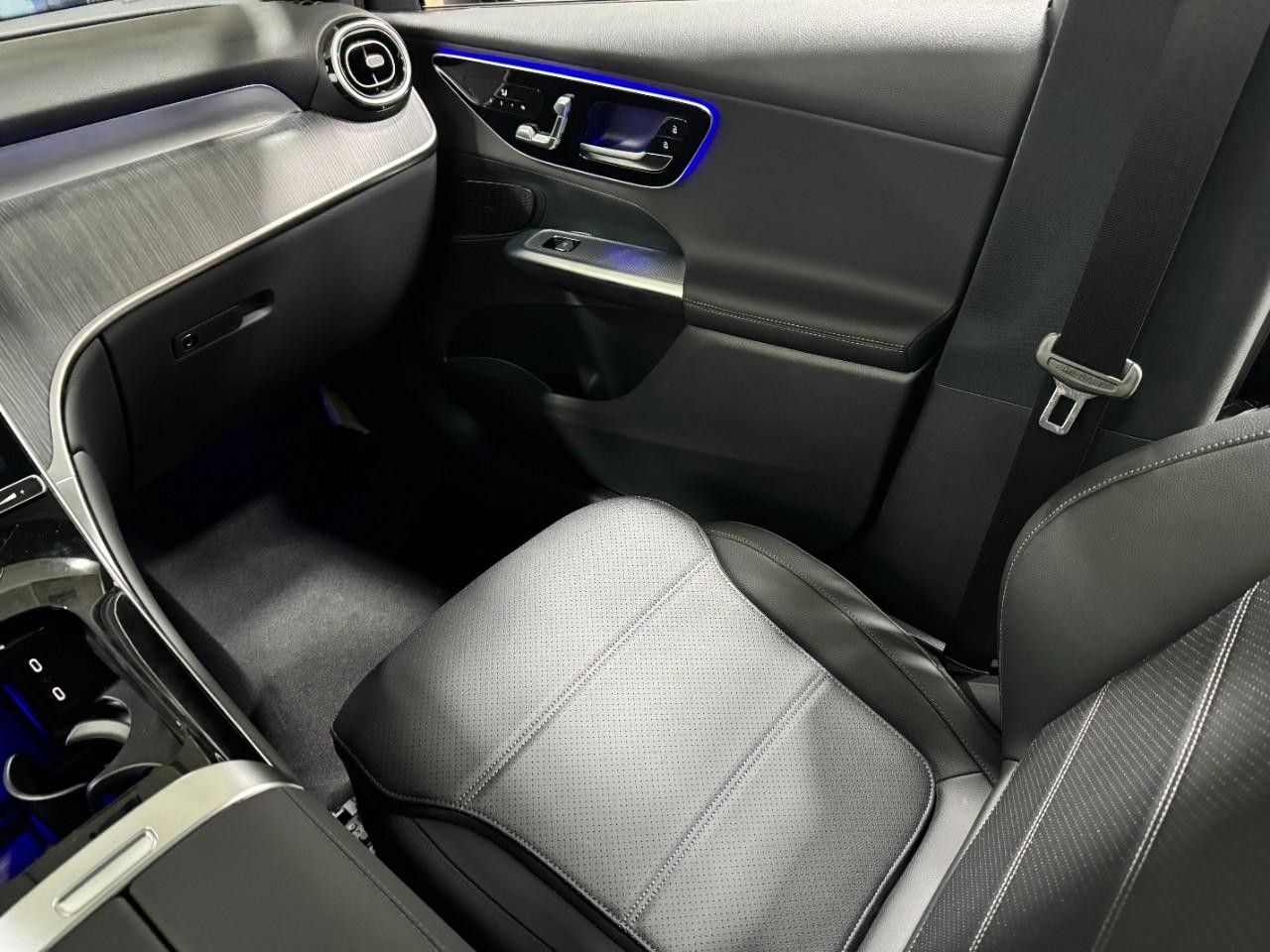 Mercedes-Benz GLC Vehicle Full-screen Gallery Image 16