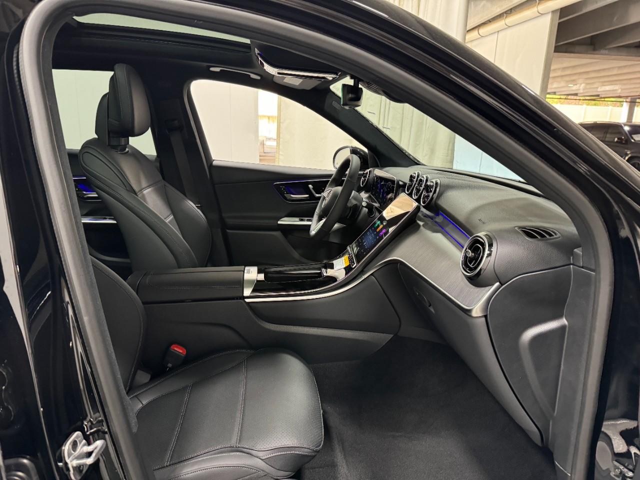 Mercedes-Benz GLC Vehicle Full-screen Gallery Image 17