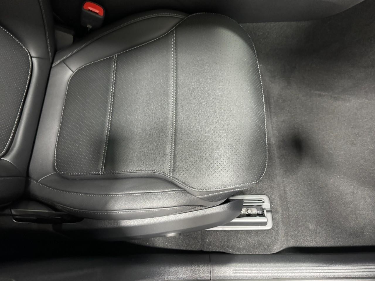 Mercedes-Benz GLC Vehicle Full-screen Gallery Image 18