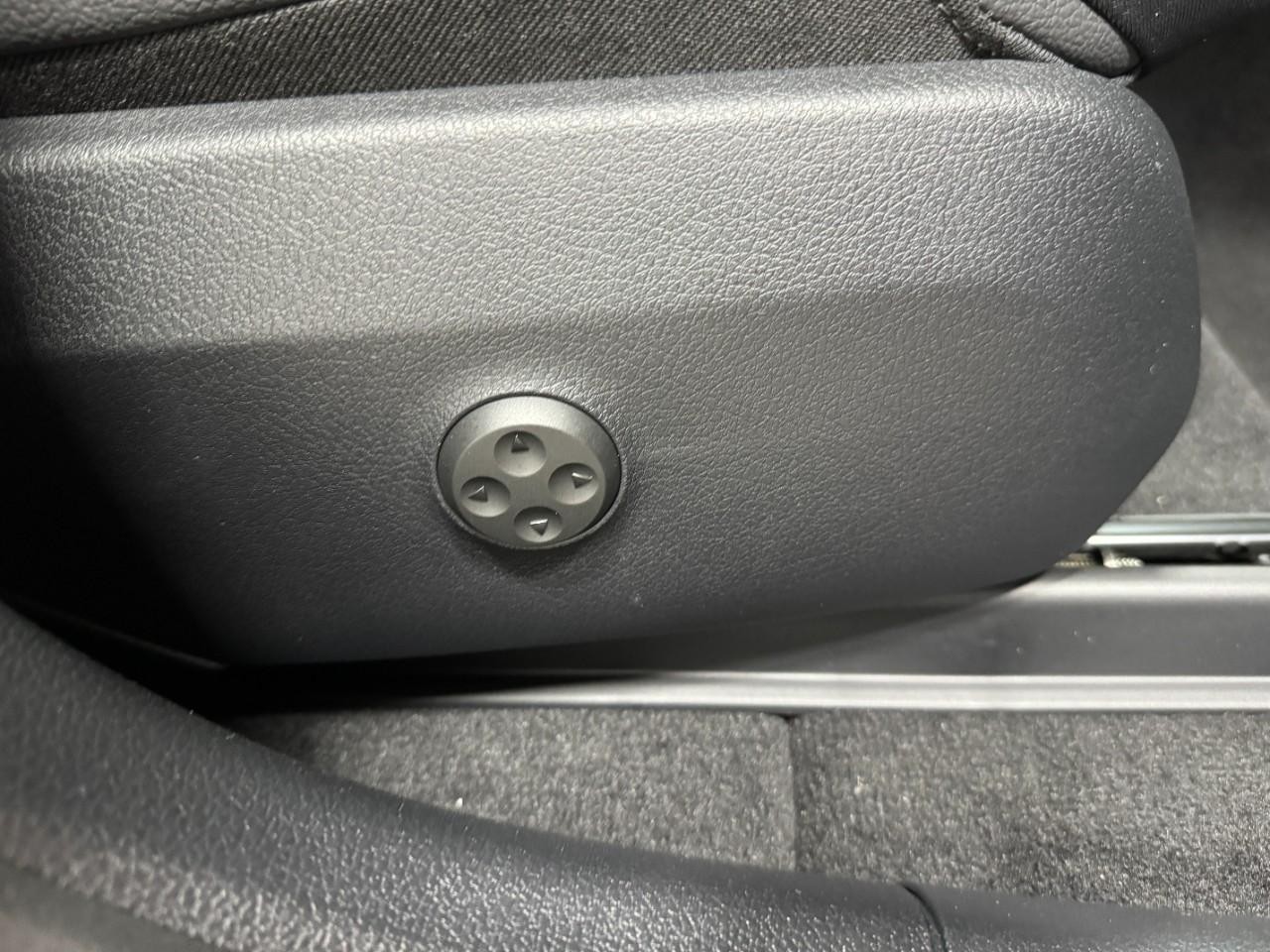 Mercedes-Benz GLC Vehicle Full-screen Gallery Image 19