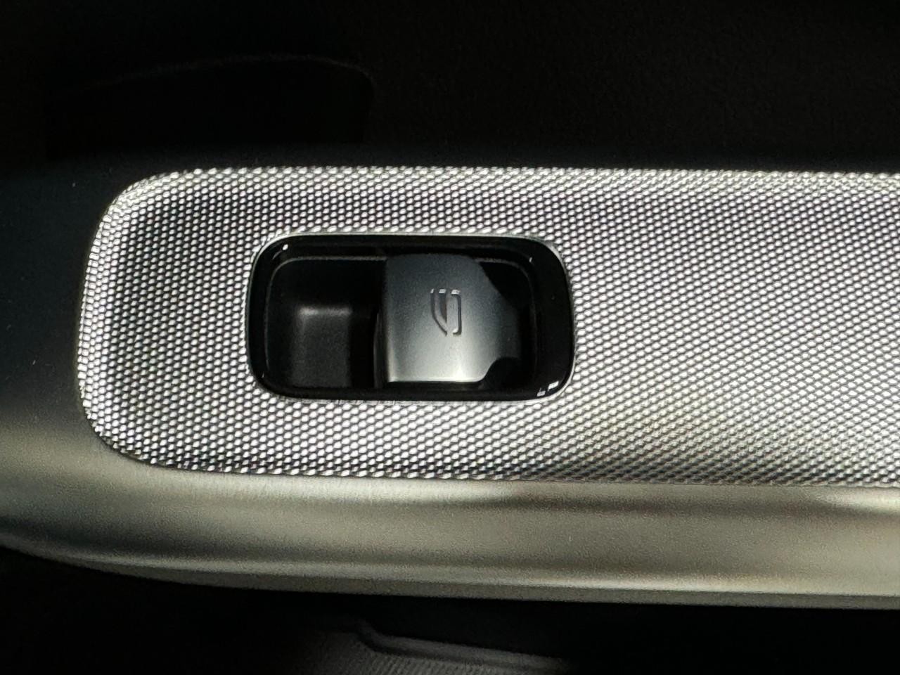 Mercedes-Benz GLC Vehicle Full-screen Gallery Image 22