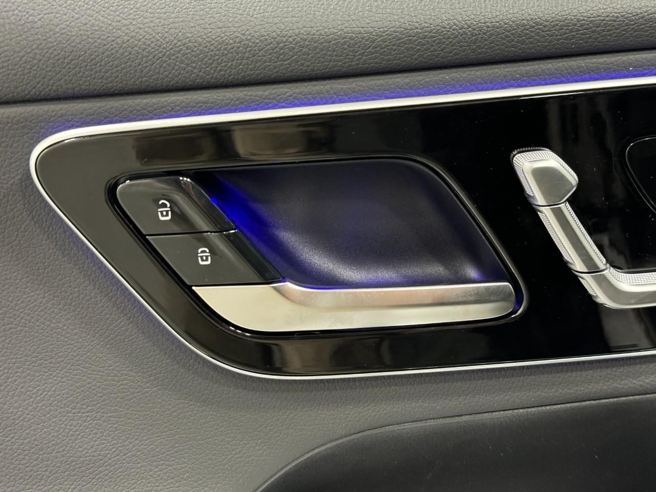 Mercedes-Benz GLC Vehicle Full-screen Gallery Image 24