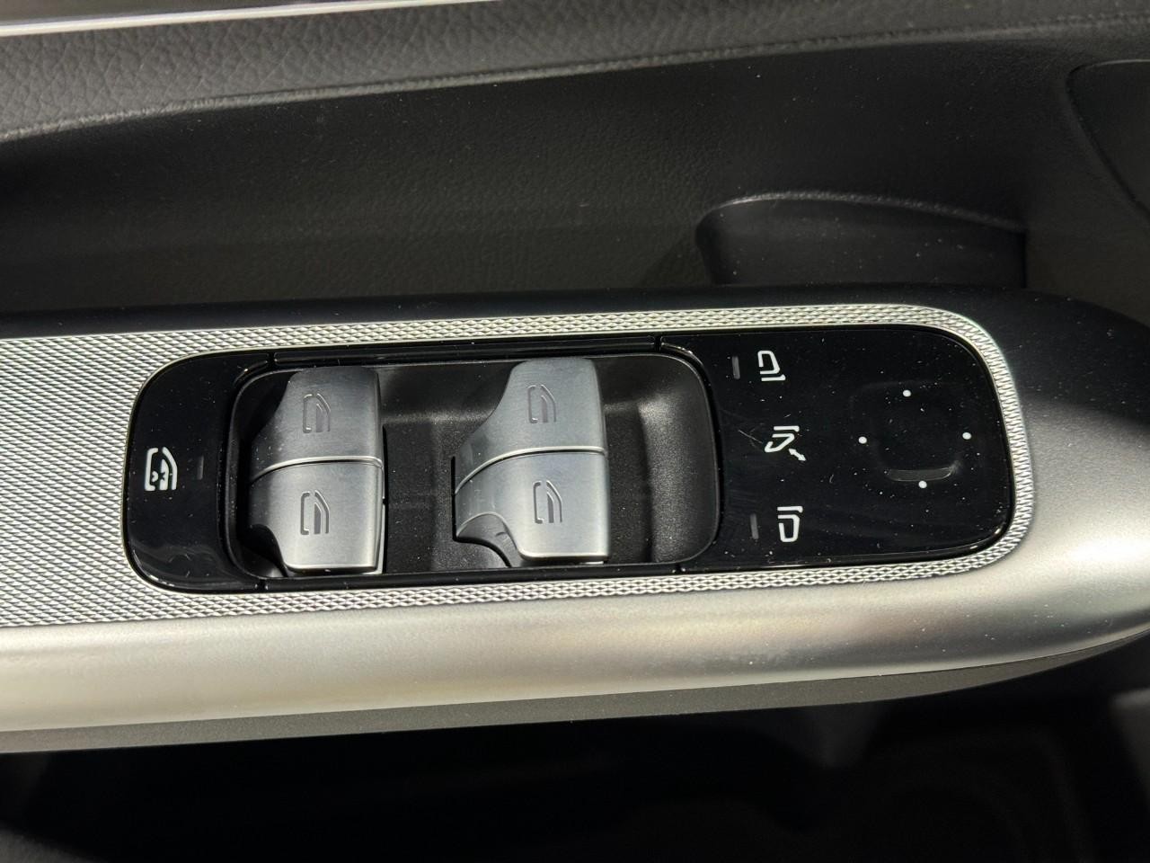 Mercedes-Benz GLC Vehicle Full-screen Gallery Image 25