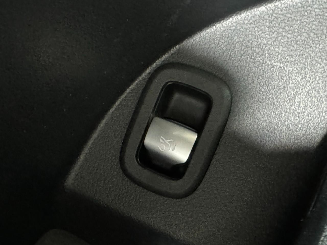 Mercedes-Benz GLC Vehicle Full-screen Gallery Image 26