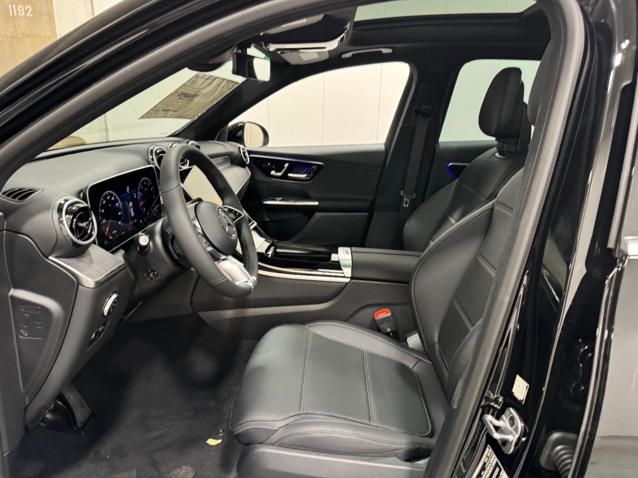 Mercedes-Benz GLC Vehicle Full-screen Gallery Image 27