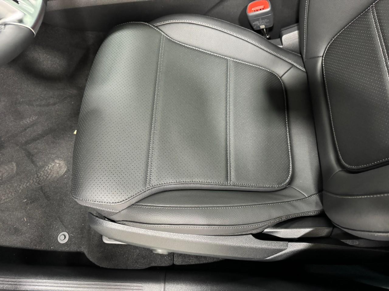 Mercedes-Benz GLC Vehicle Full-screen Gallery Image 28