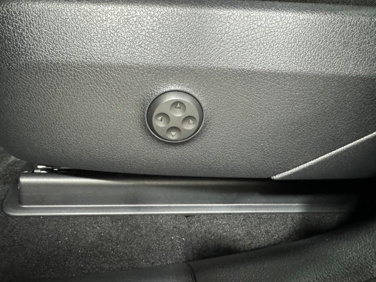 Mercedes-Benz GLC Vehicle Full-screen Gallery Image 29