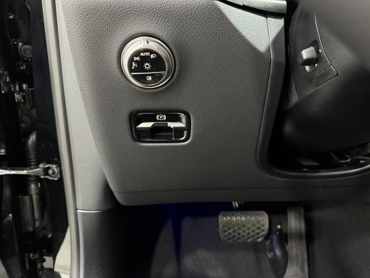 Mercedes-Benz GLC Vehicle Full-screen Gallery Image 30