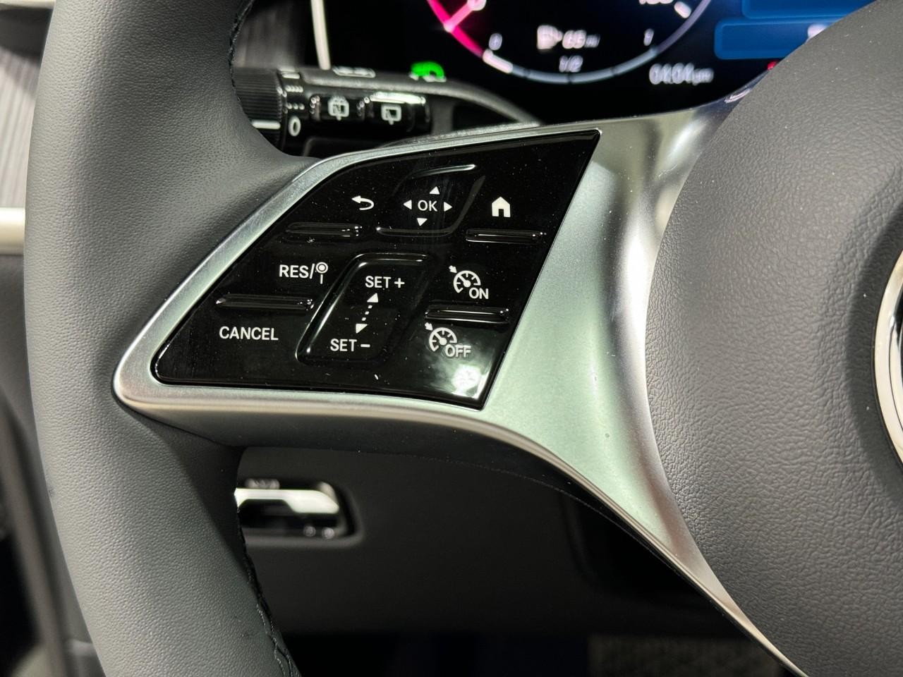 Mercedes-Benz GLC Vehicle Full-screen Gallery Image 31