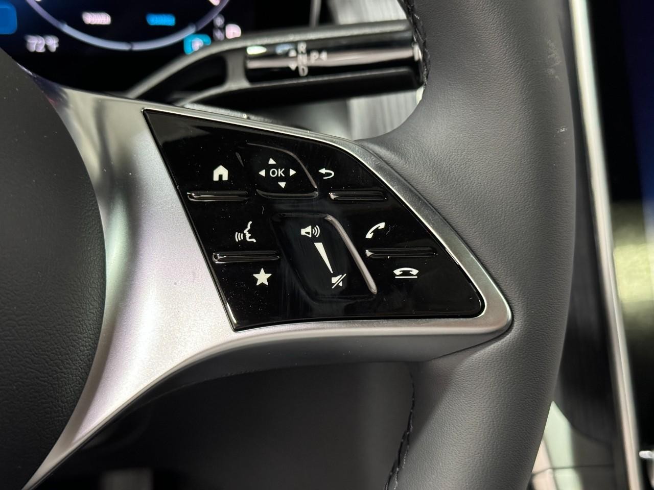 Mercedes-Benz GLC Vehicle Full-screen Gallery Image 32