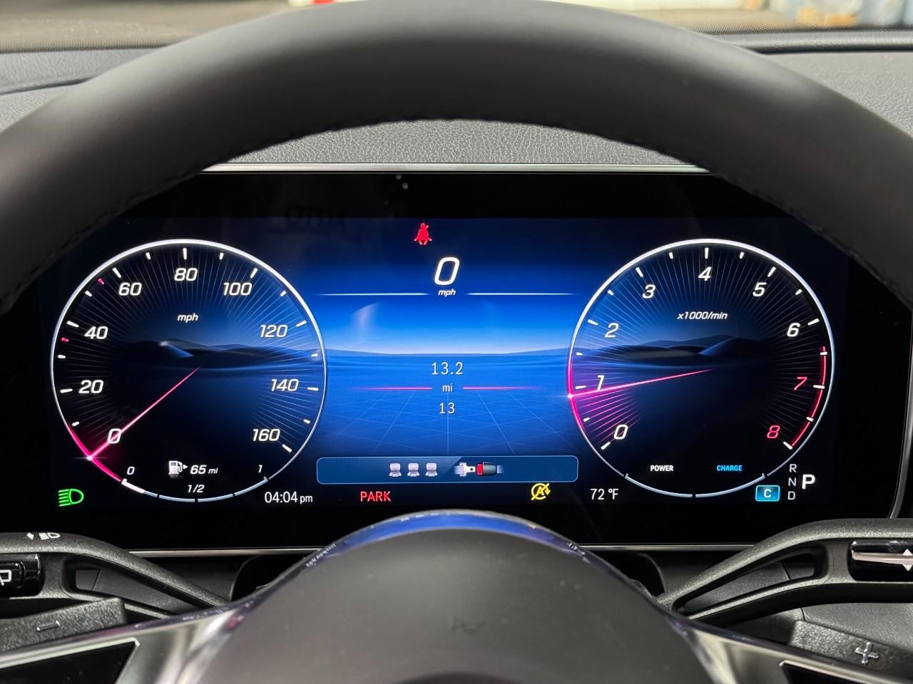 Mercedes-Benz GLC Vehicle Full-screen Gallery Image 33