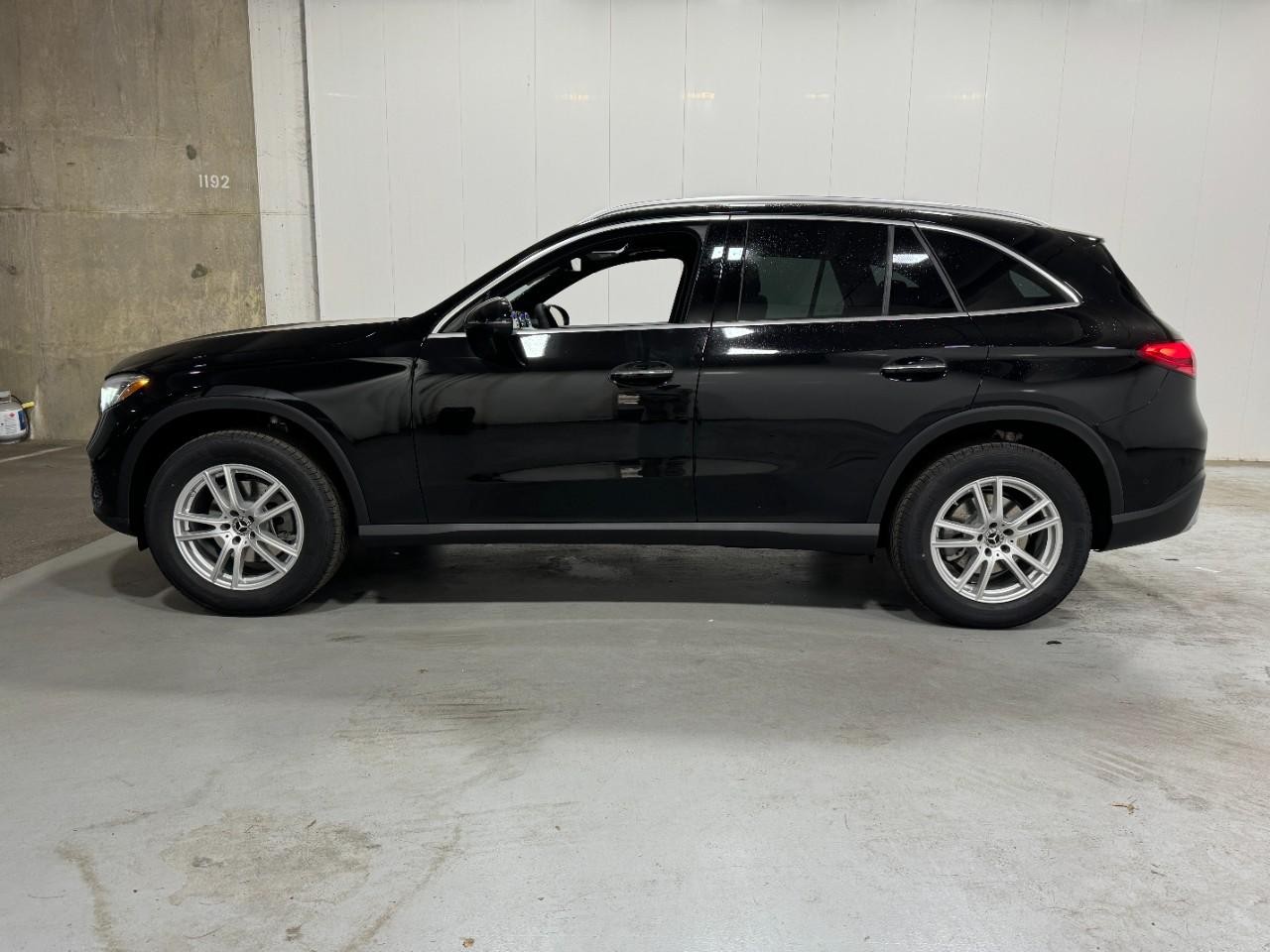 Mercedes-Benz GLC Vehicle Full-screen Gallery Image 2