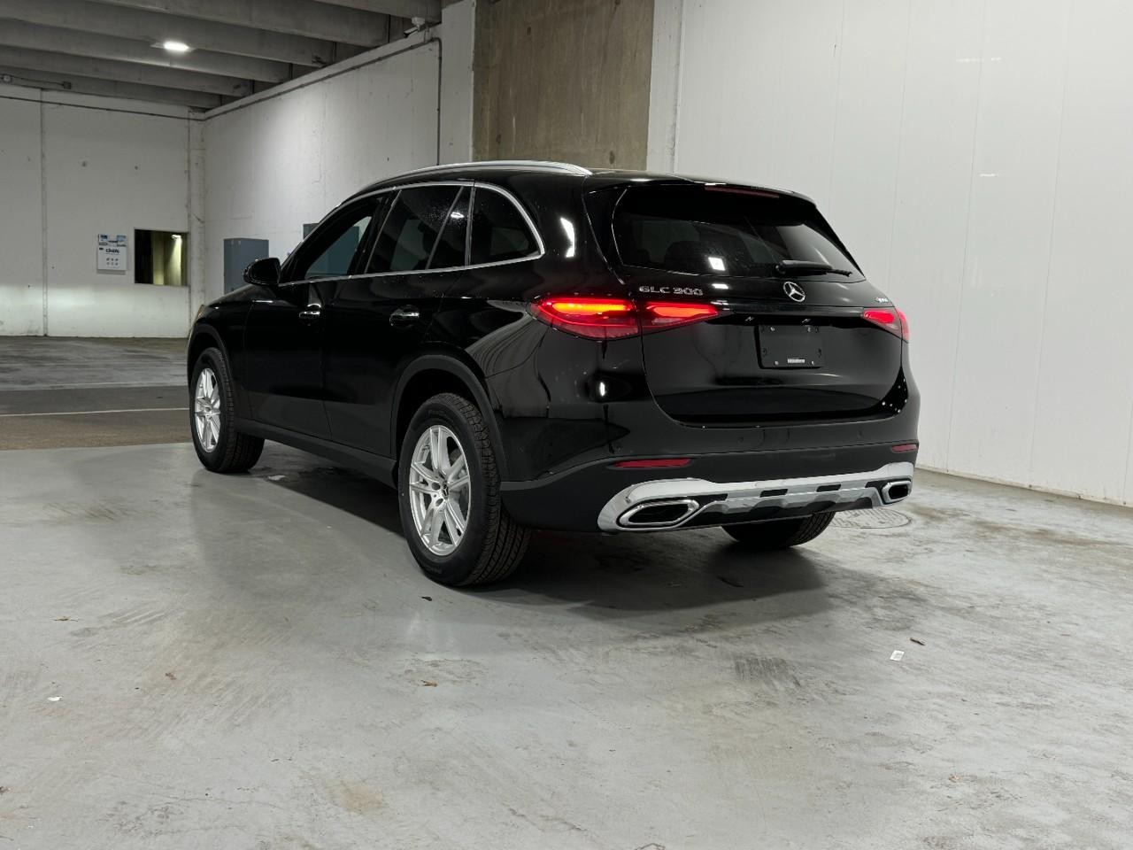 Mercedes-Benz GLC Vehicle Full-screen Gallery Image 3