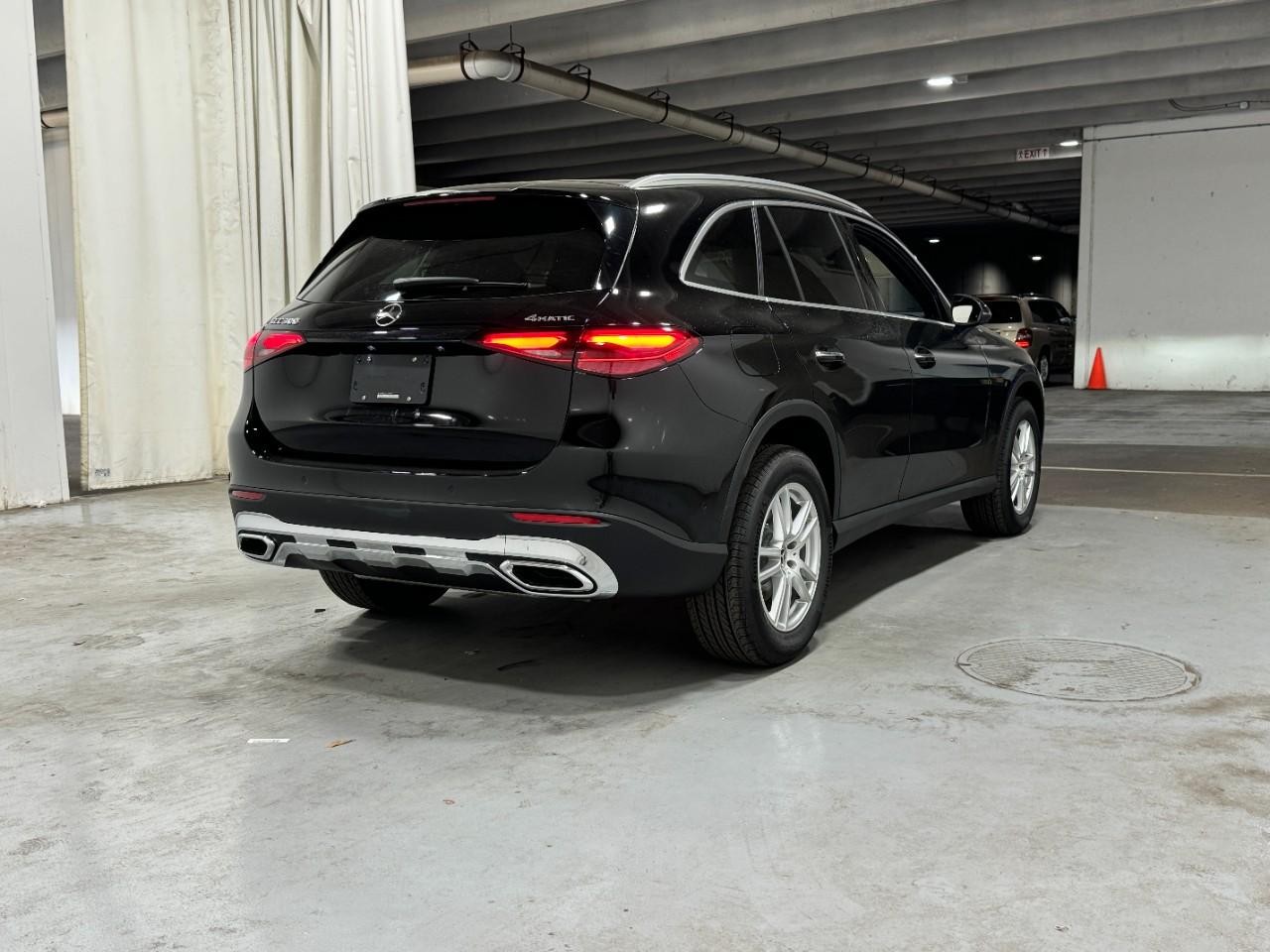 Mercedes-Benz GLC Vehicle Full-screen Gallery Image 4