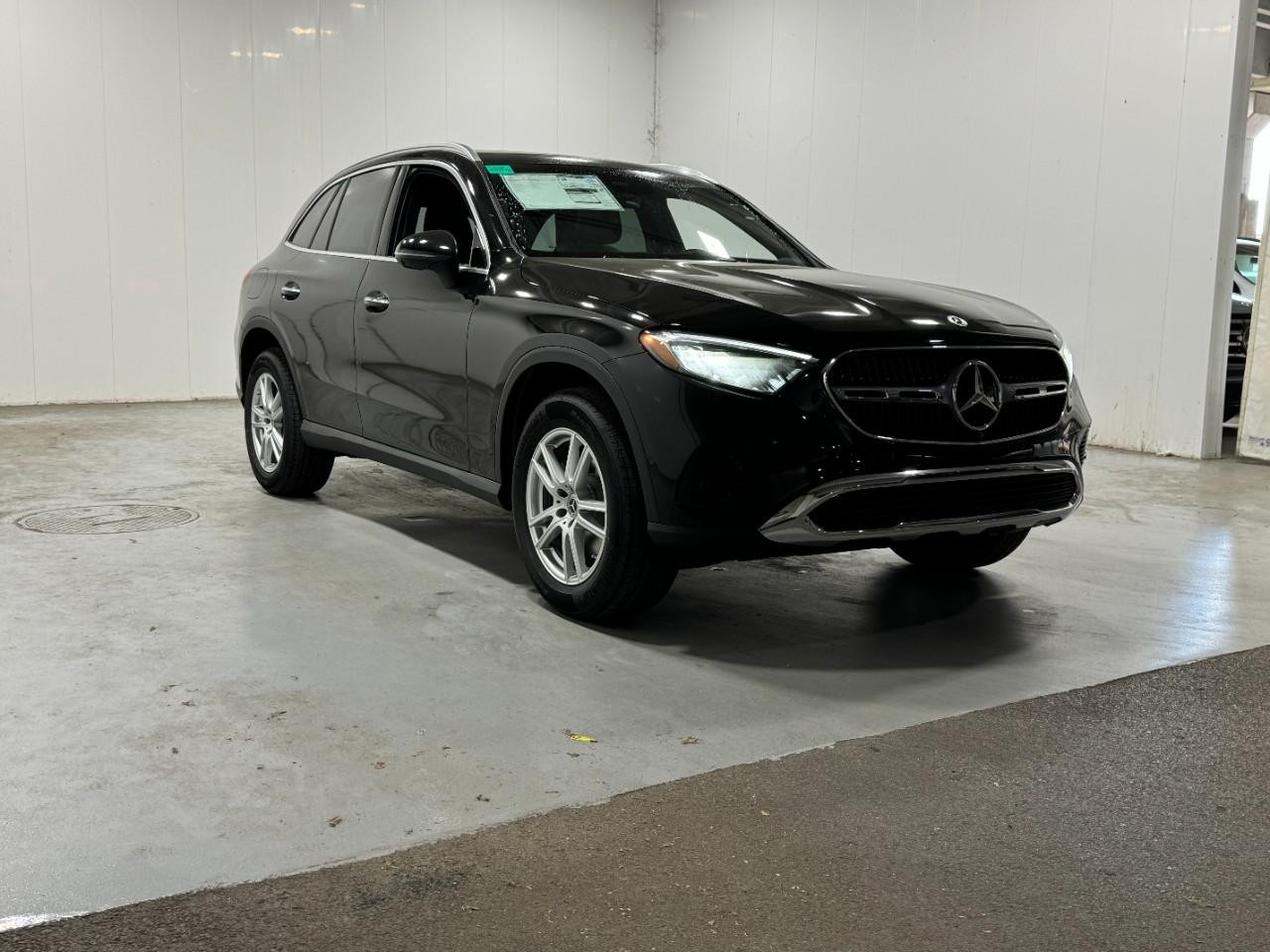 Mercedes-Benz GLC Vehicle Full-screen Gallery Image 6