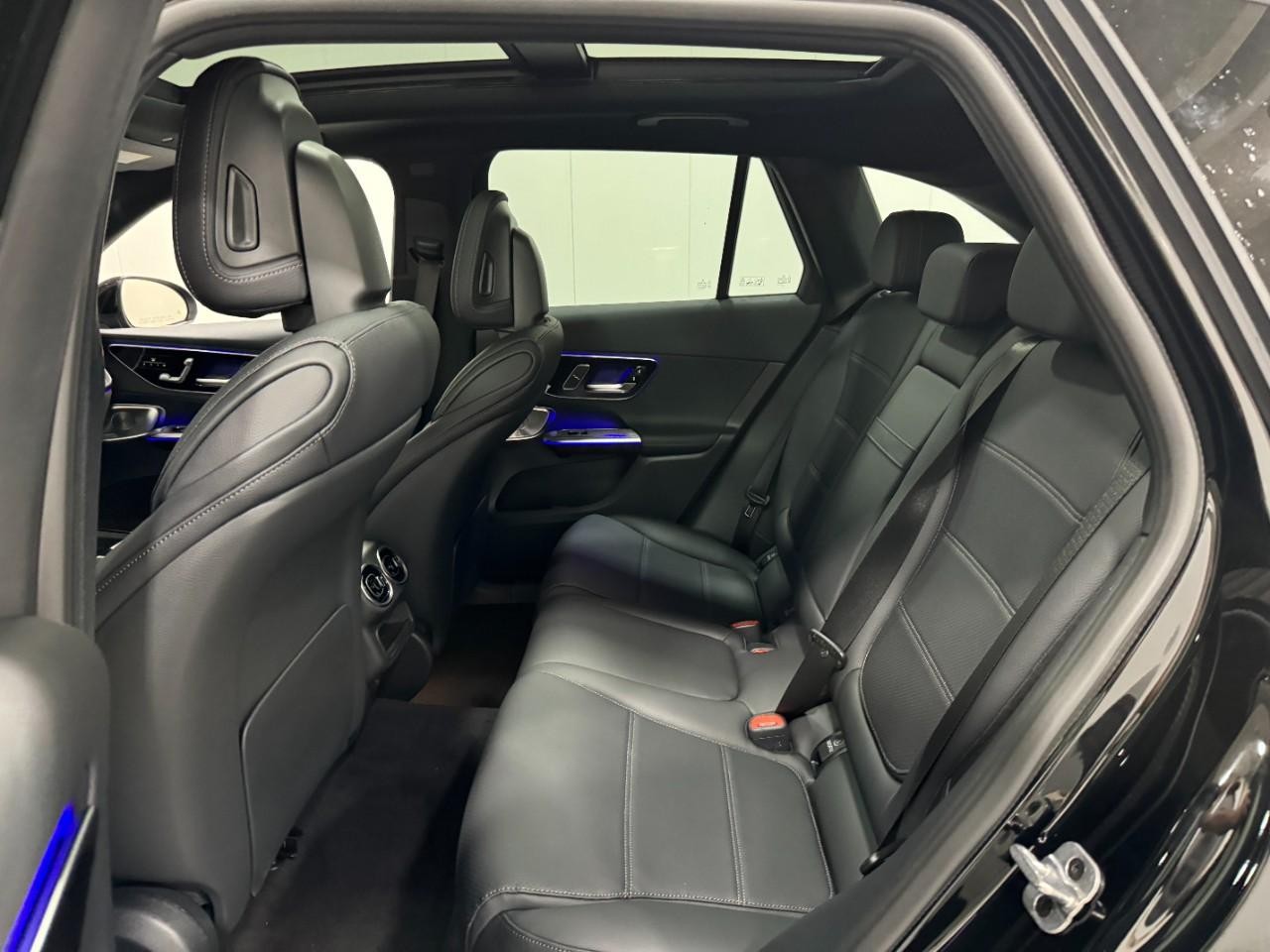 Mercedes-Benz GLC Vehicle Full-screen Gallery Image 8