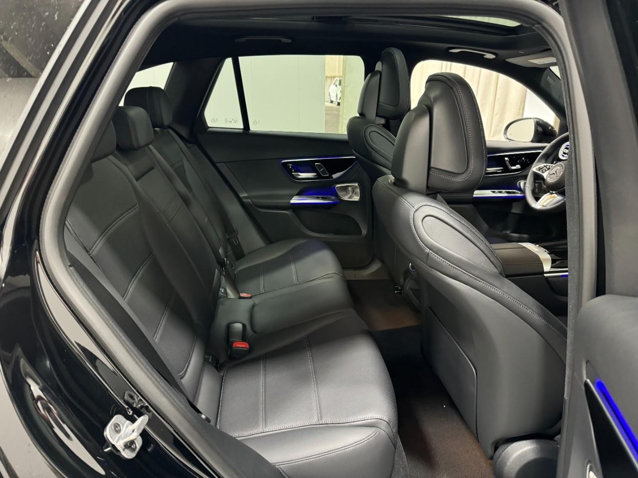 Mercedes-Benz GLC Vehicle Full-screen Gallery Image 10