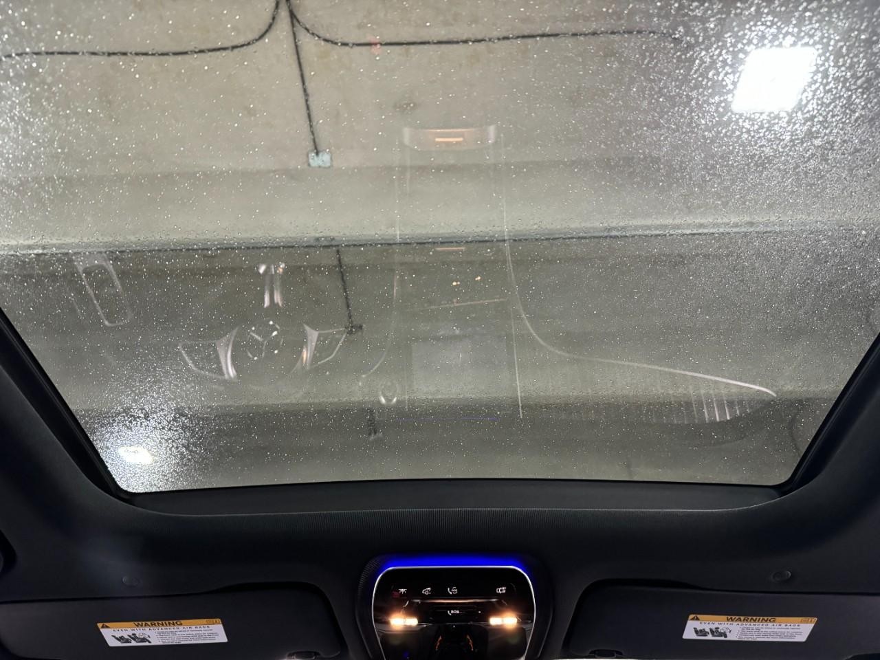 Mercedes-Benz GLC Vehicle Full-screen Gallery Image 11