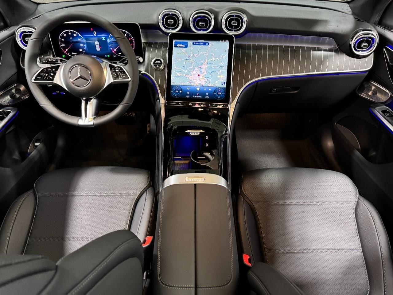 Mercedes-Benz GLC Vehicle Full-screen Gallery Image 12