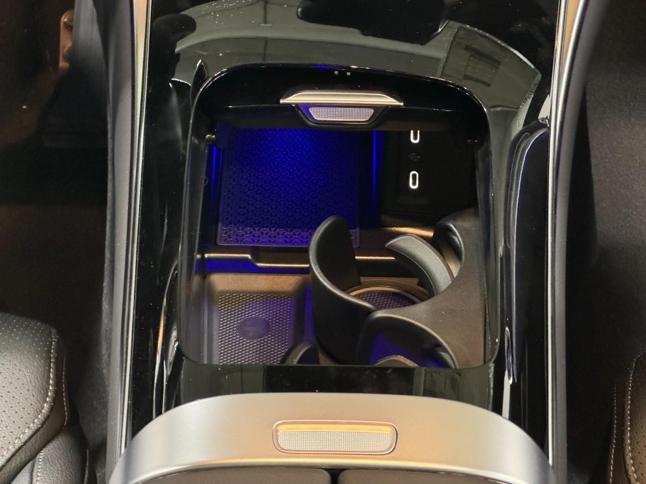 Mercedes-Benz GLC Vehicle Full-screen Gallery Image 15