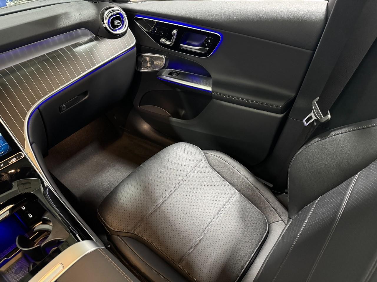 Mercedes-Benz GLC Vehicle Full-screen Gallery Image 16