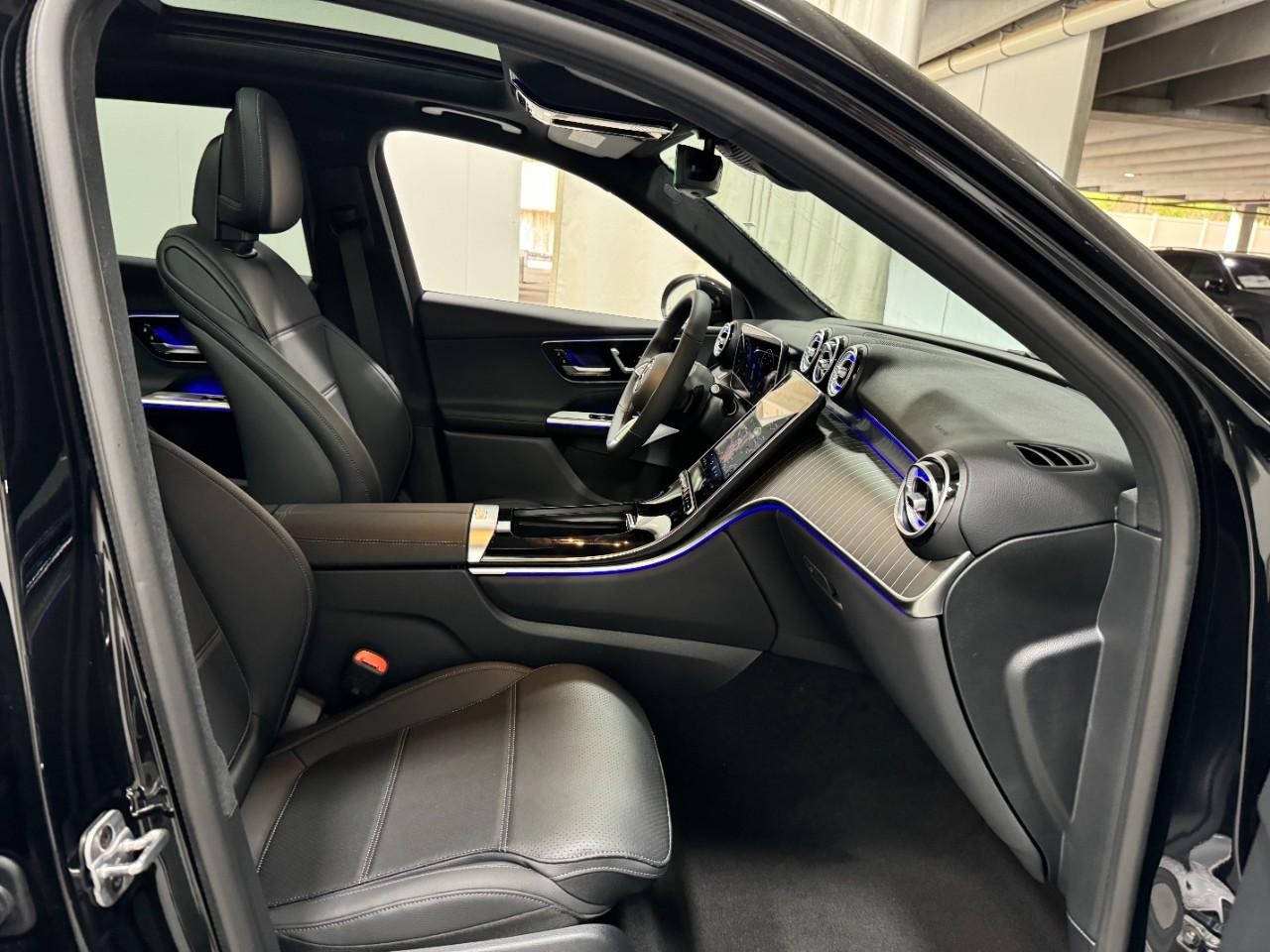 Mercedes-Benz GLC Vehicle Full-screen Gallery Image 17