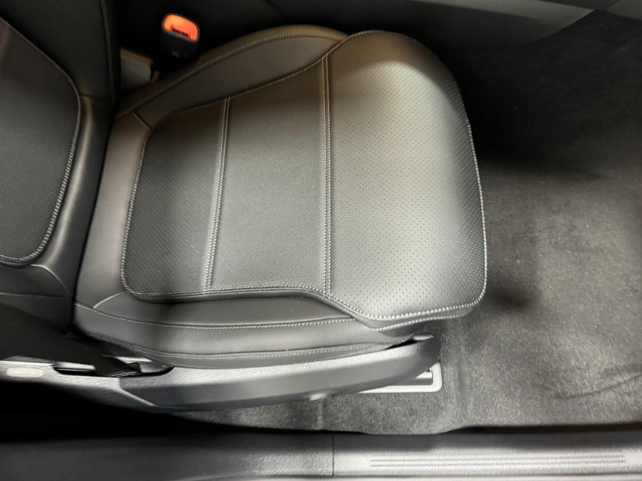 Mercedes-Benz GLC Vehicle Full-screen Gallery Image 18