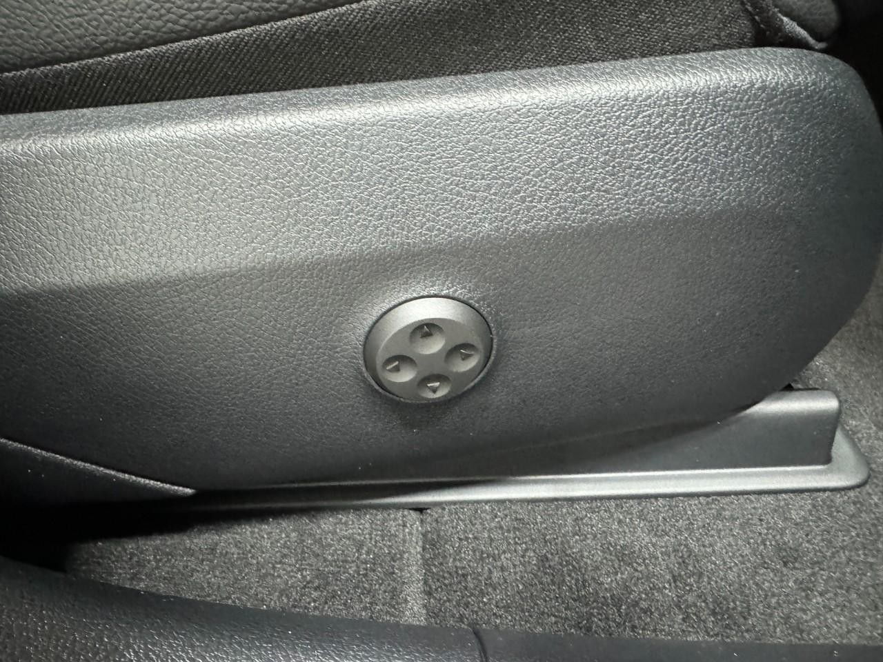 Mercedes-Benz GLC Vehicle Full-screen Gallery Image 19