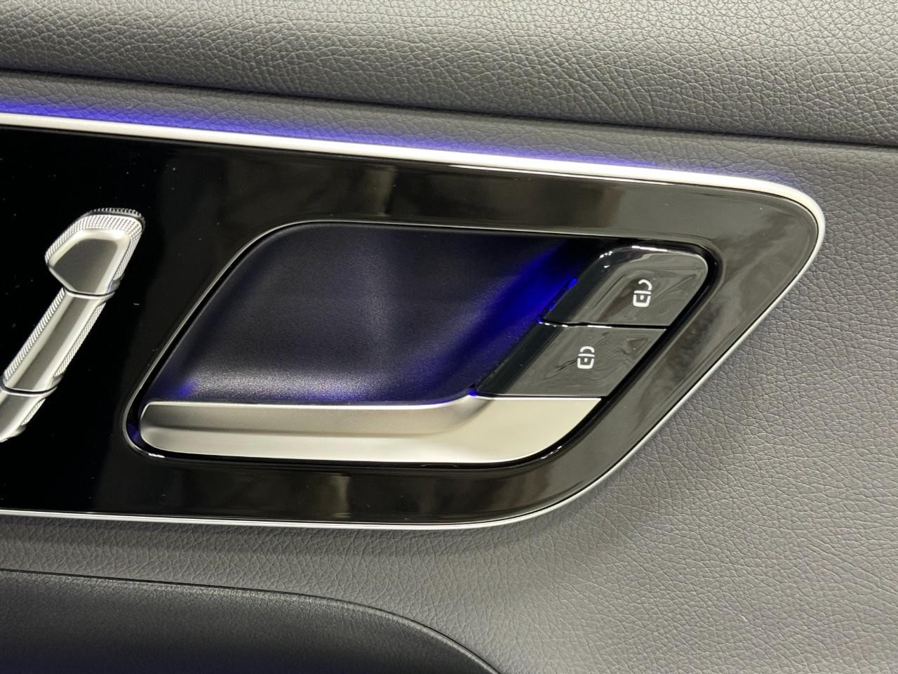 Mercedes-Benz GLC Vehicle Full-screen Gallery Image 21