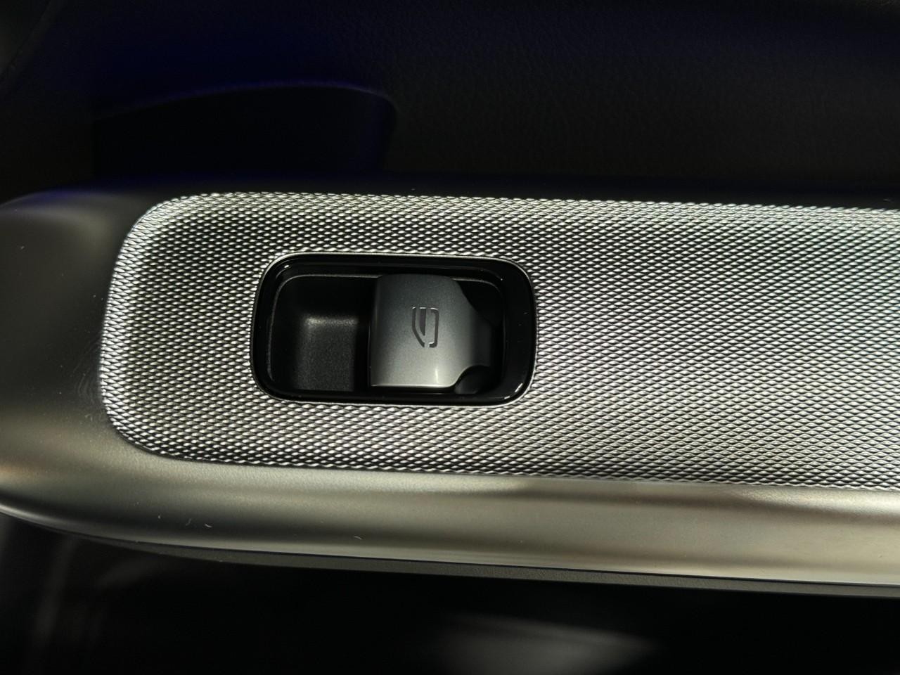 Mercedes-Benz GLC Vehicle Full-screen Gallery Image 22