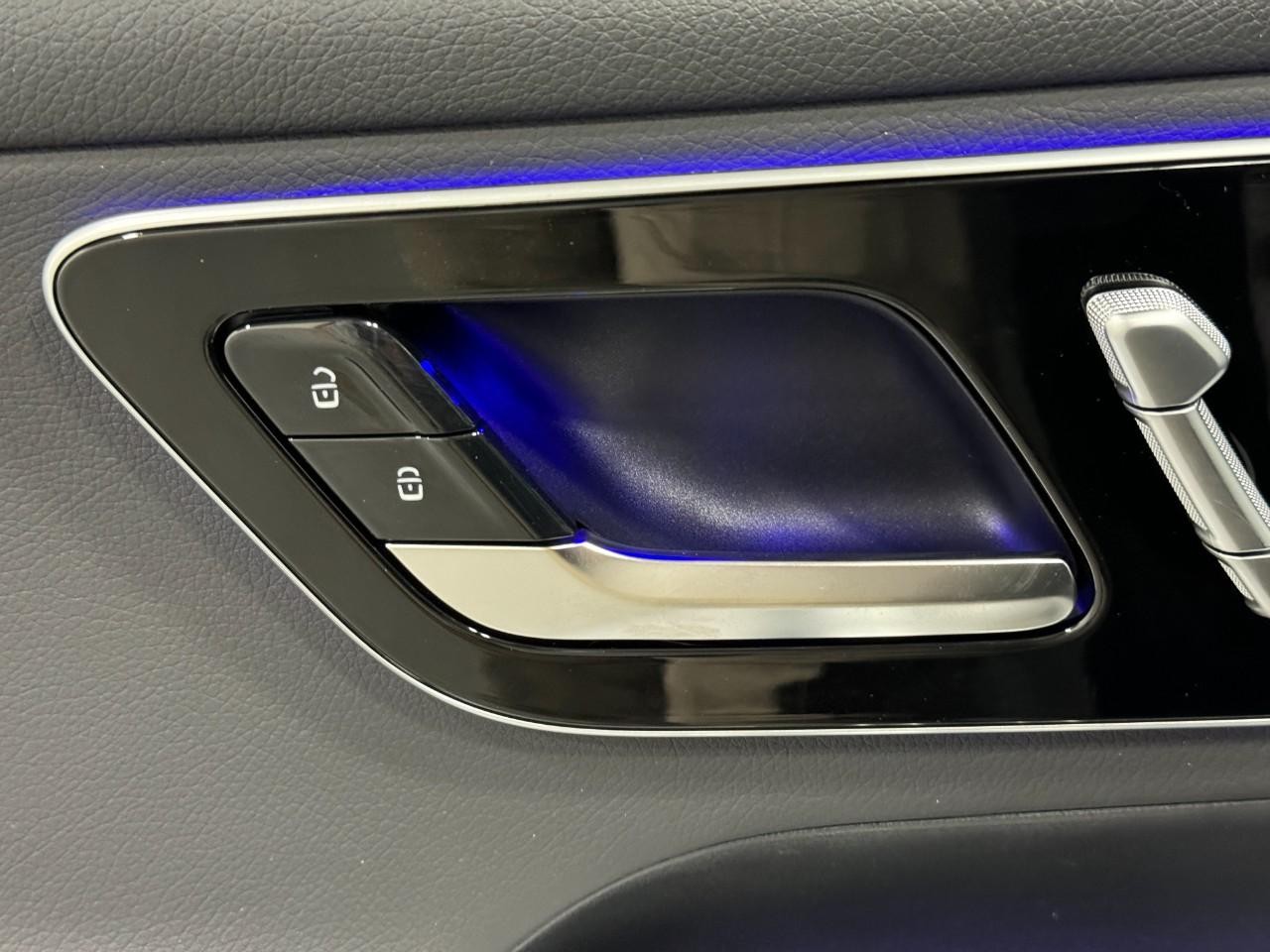 Mercedes-Benz GLC Vehicle Full-screen Gallery Image 24