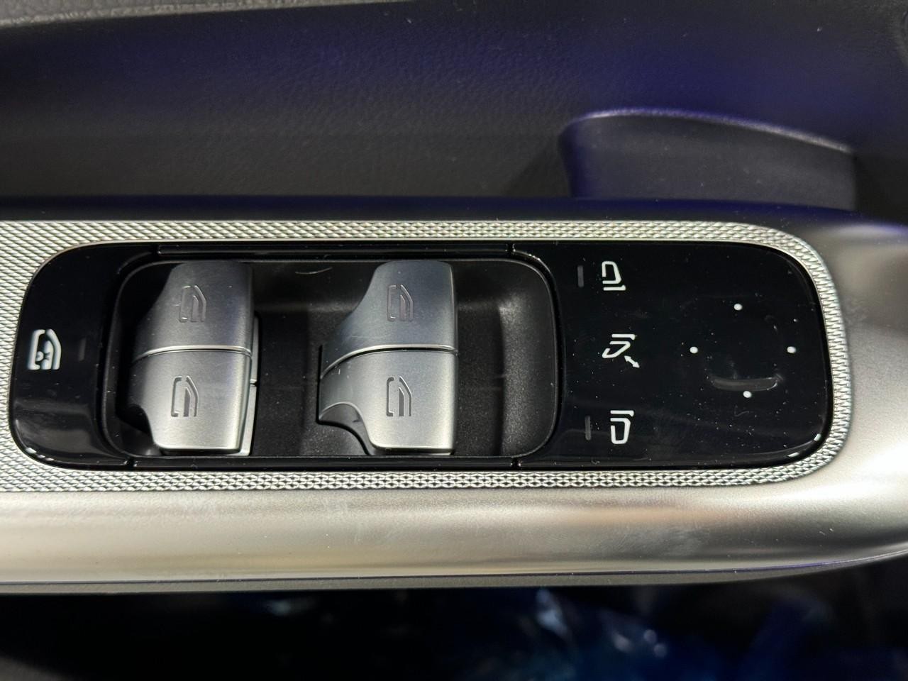 Mercedes-Benz GLC Vehicle Full-screen Gallery Image 25