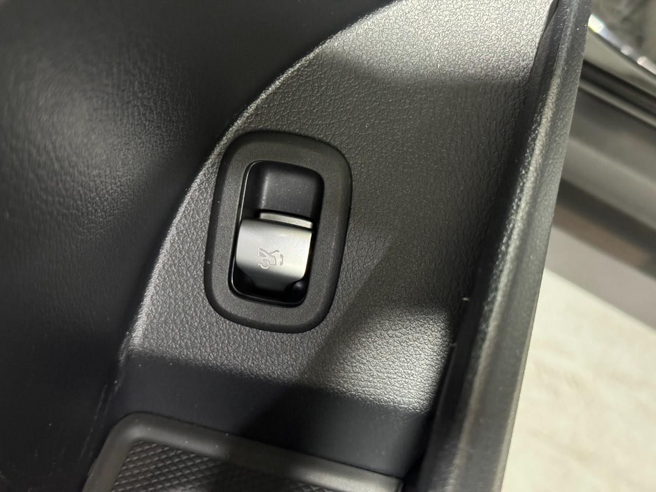 Mercedes-Benz GLC Vehicle Full-screen Gallery Image 27