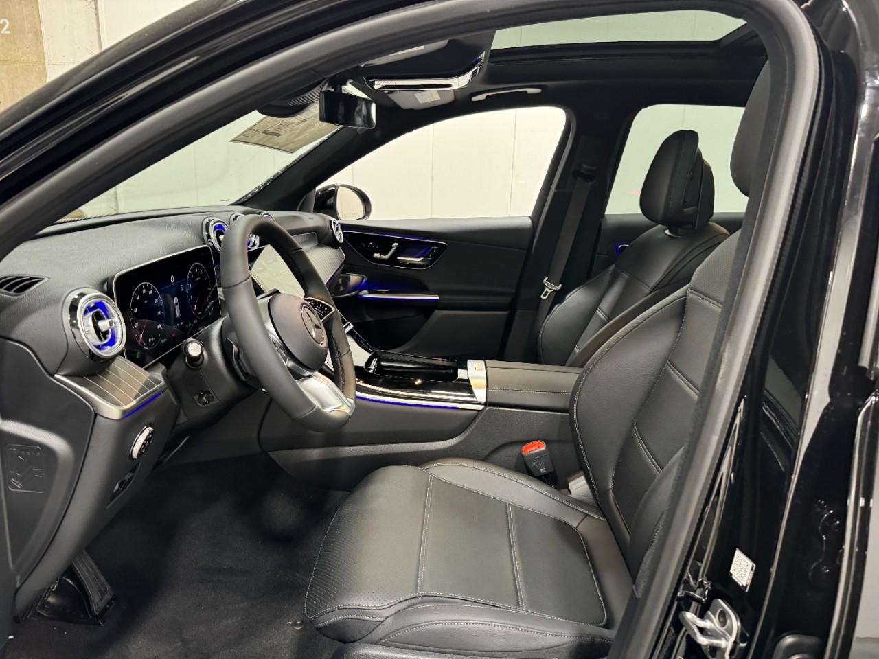 Mercedes-Benz GLC Vehicle Full-screen Gallery Image 28