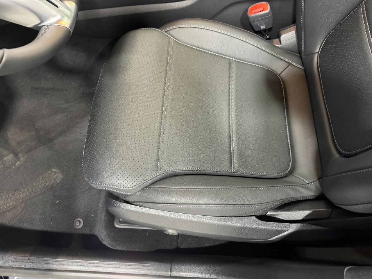 Mercedes-Benz GLC Vehicle Full-screen Gallery Image 29