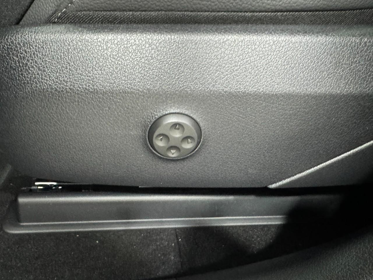 Mercedes-Benz GLC Vehicle Full-screen Gallery Image 30